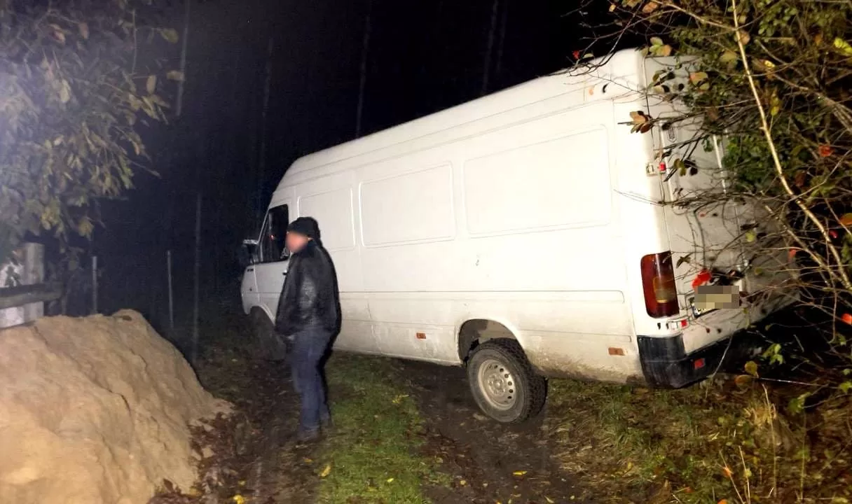 Ви зараз переглядаєте У Рівненському районі затримали чоловіка, який напився та викрав мікроавтобус