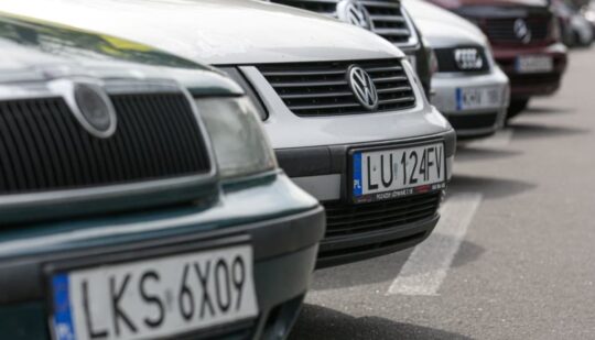 У Рівному судитимуть митників, які по заниженим цінам розмитнювали авто