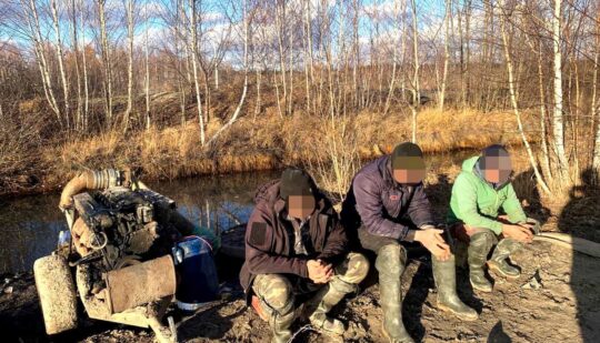 На Сарненщині поліцейські викрили трьох старателів під час видобутку бурштину