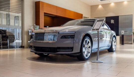 Американець купив відразу два розкішних електромобілі Rolls-Royce Spectre: у чому причина