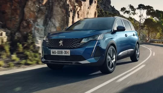 Гібрид та електромобіль: новий Peugeot 5008 дебютує наступного року одразу в двох версіях