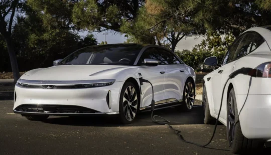 Lucid Air зможе заряджати інші електромобілі: як працює нова функція