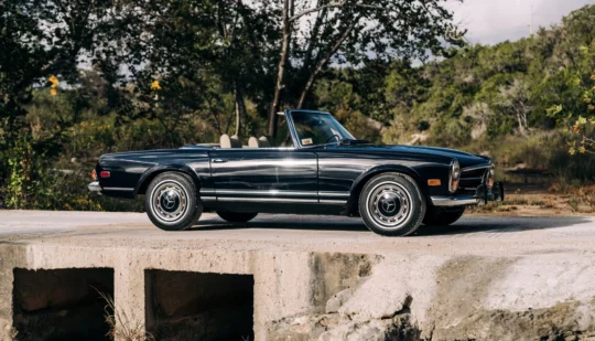 Класичний родстер Mercedes-Benz 280SL перетворили на швидкий електромобіль