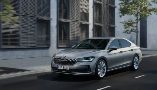 Кілька гібридів та до 100 км на електротязі: новий Skoda Superb показали офіційно