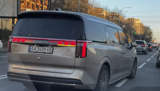 В Україні помітили розкішний китайський електричний мінівен Zeekr 009 вартістю від $70 000 (фото)