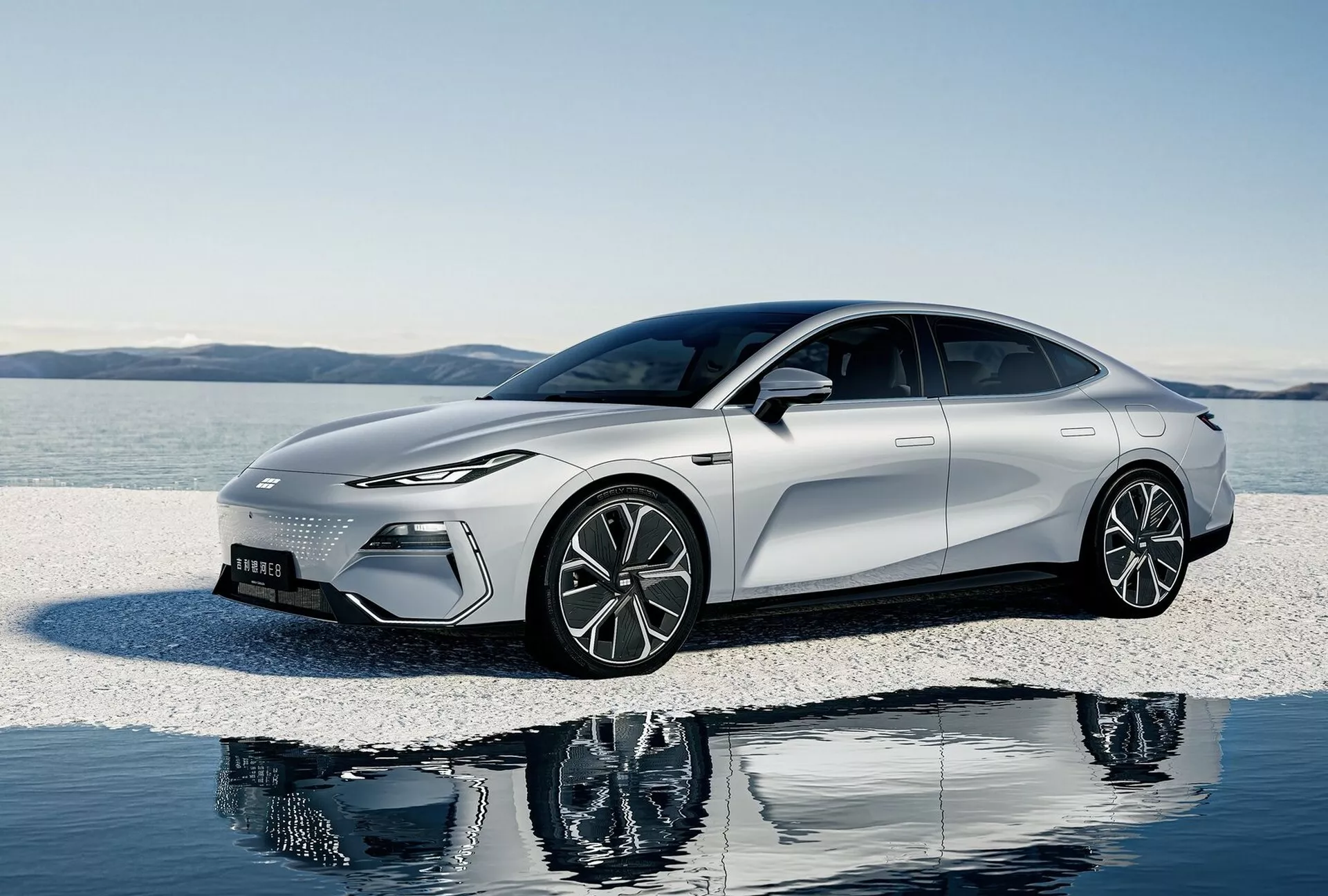 Ви зараз переглядаєте Електричний седан Geely Galaxy E8 має запас ходу понад 600 км.