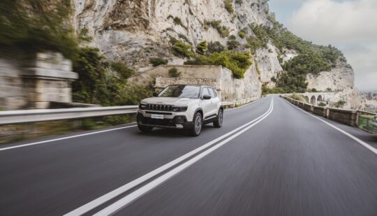 Ще більш економічний: кросовер Jeep Avenger обладнали новою гібридною системою e-Hybrid