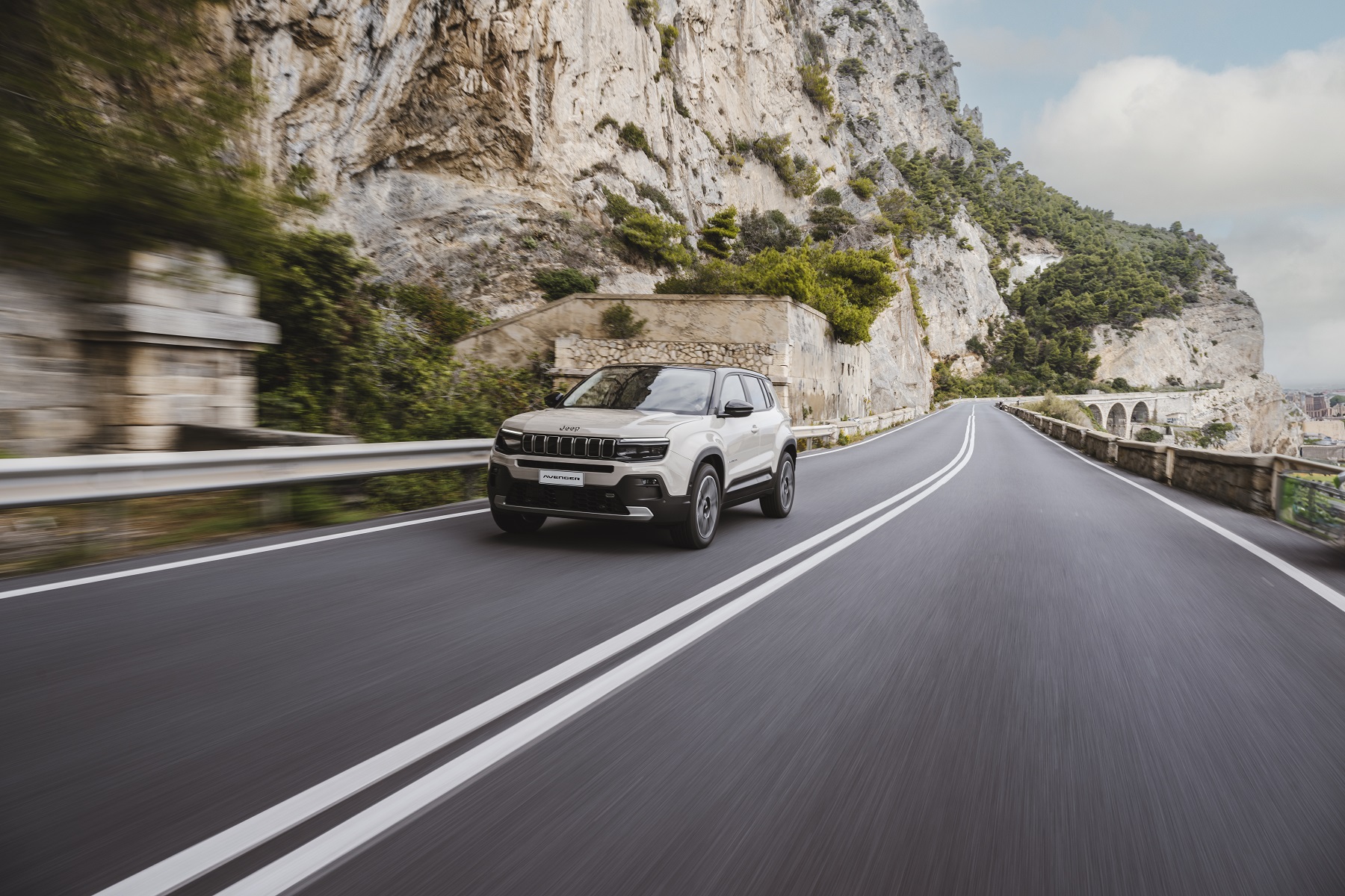 Ви зараз переглядаєте Ще більш економічний: кросовер Jeep Avenger обладнали новою гібридною системою e-Hybrid