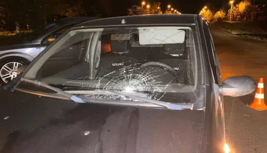Рівнянка з малолітнім онуком потрапила під колеса легковика