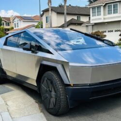 Відео дня: довгоочікувані електромобілі Tesla Cybertruck з’явились в шоурумах