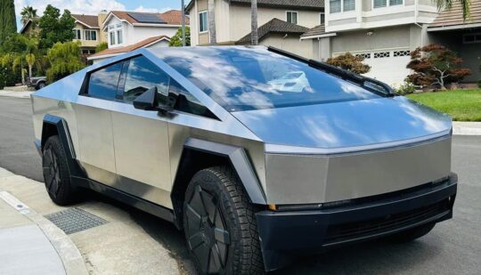 Відео дня: довгоочікувані електромобілі Tesla Cybertruck з’явились в шоурумах