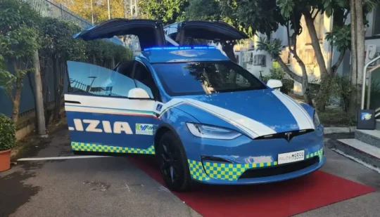 Поліція отримала електричний кросовер Tesla Model Х