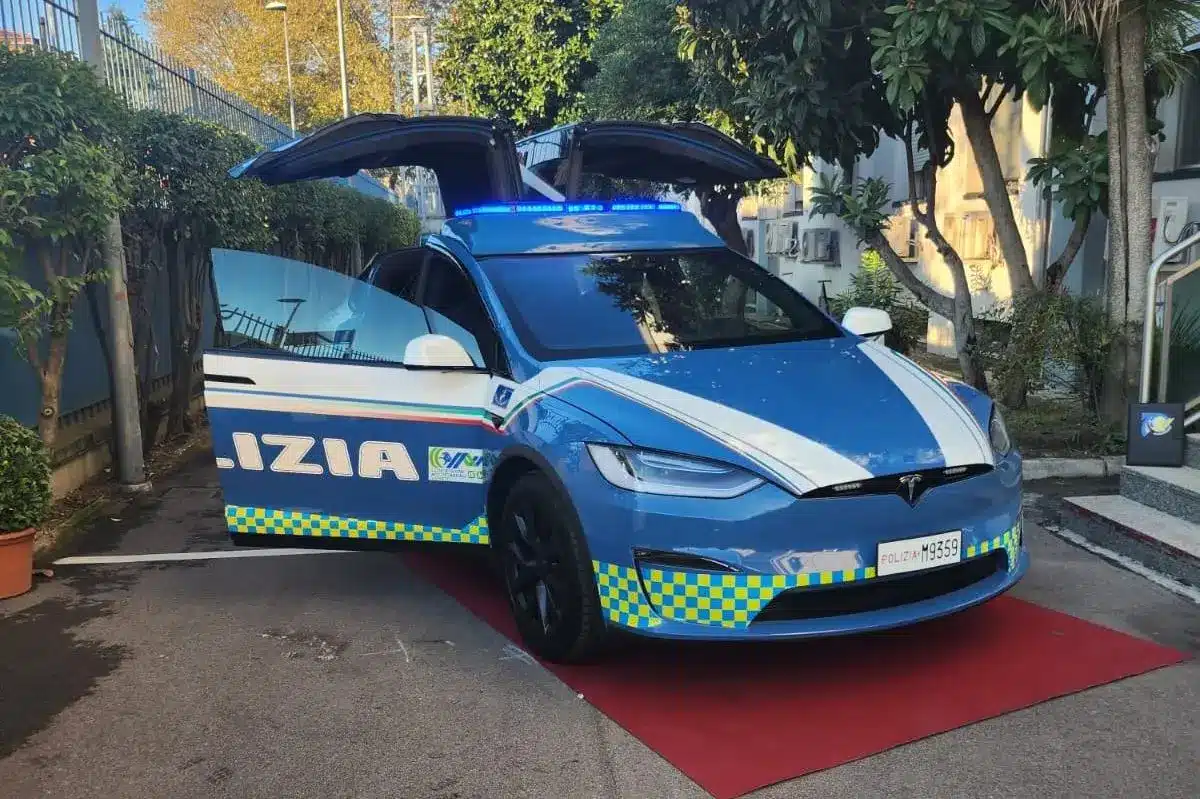 Ви зараз переглядаєте Поліція отримала електричний кросовер Tesla Model Х
