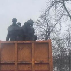 В Києві район Дарниця позбавився пам’ятника Таращанець – як зносили