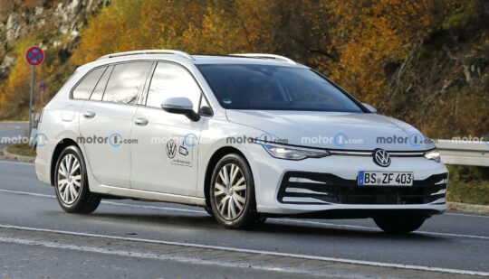 Оптика у стилі електромобілів компанії: Volkswagen показав перше фото нового Golf