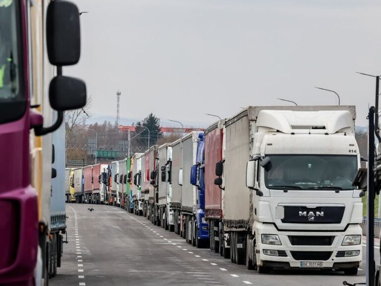 Ви зараз переглядаєте На словацькому кордоні на вʼїзд сьогодні чекали майже тисяча вантажівок