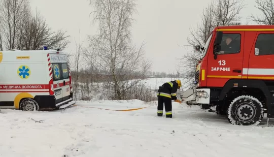 Рятувальники допомогли медичній бригаді дістатися до хворого в сніговій пастці в Вараському районі