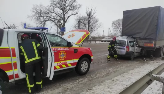 Рятувальники деблокували двох загиблих людей з автомобіля після ДТП