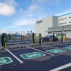 Українська компанія EcoFactor встановила 28 зарядних станцій у логістичному центрі Amazon