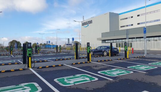Українська компанія EcoFactor встановила 28 зарядних станцій у логістичному центрі Amazon