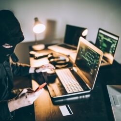 Рівнянин переказав шахраям понад 8 тисяч гривень, вважаючи, що допомагає родичці