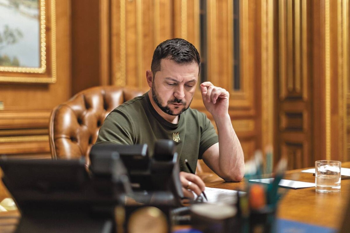Ви зараз переглядаєте Зеленський нагородив працівників РАЕС медалями та почесними званнями