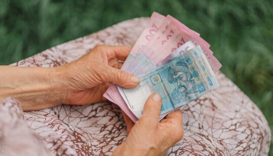 На українців чекає затримка з виплатами зарплат та пенсій у 2024 році?