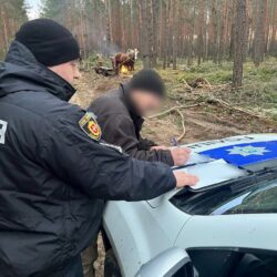 На Рівненщині поліцейські затримали чотирьох чоловіків за незаконну порубку лісу