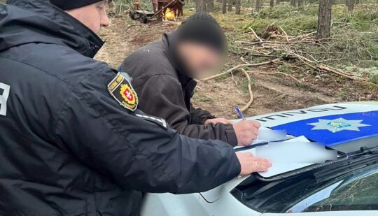 На Рівненщині поліцейські затримали чотирьох чоловіків за незаконну порубку лісу