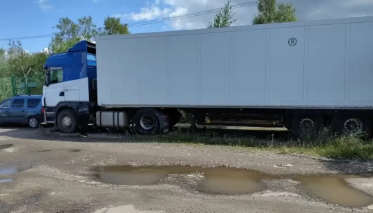 Вантажівка, яка перевозила контрафактний алкоголь через Рівненщину, передана ЗСУ