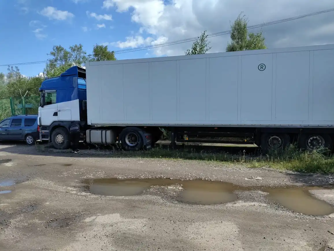 Ви зараз переглядаєте Вантажівка, яка перевозила контрафактний алкоголь через Рівненщину, передана ЗСУ