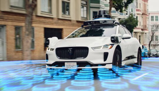 Автомобілі на автопілоті у 10 разів безпечніші, ніш за машини з водіями: дослідження
