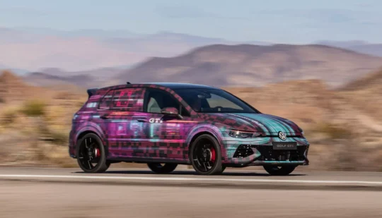 З вбудованим ChatGPT та фізичними кнопками в салоні: оновлений Volkswagen Golf вперше представили публіці