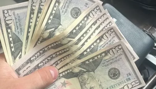 На Рівненщині двоє молодиків збували фальшиву валюту