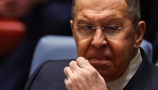 Необхідність продовжувати “СВО”, умови переговорів та стратегічна поразка РФ: головні тези з інтерв’ю Лаврова російським пропагандистам