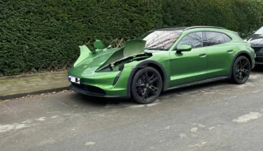 Екстремальне відкривання: електромобіль Porsche Taycan Cross Turismo розбили, аби викрасти фари