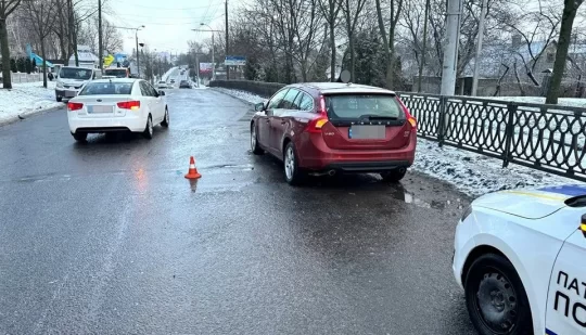 Переходила дорогу в невстановленому місці: у Рівному під колеса авто потрапила пенсіонерка