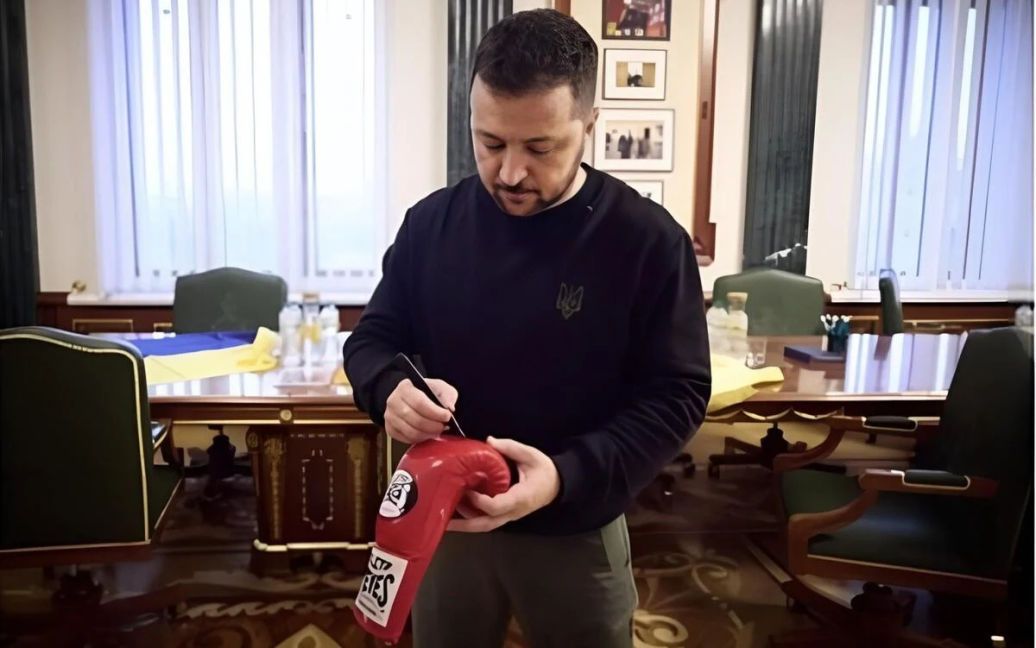 Ви зараз переглядаєте Боксерські рукавички з підписом Зеленського продали на аукціоні за 5 мільйонів гривень
Актуально