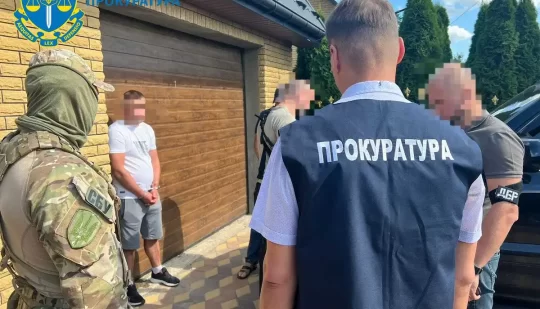 Незаконна зброя та оборудки з бурштином: на Рівненщині судитимуть злочинне угруповання