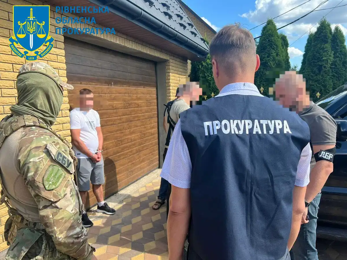 Ви зараз переглядаєте Незаконна зброя та оборудки з бурштином: на Рівненщині судитимуть злочинне угруповання