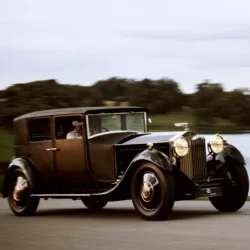 Відомий кіноактор пересів на дуже незвичний електромобіль Rolls-Royce: у чому його особливість