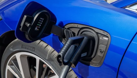 Можуть загорітись на зарядці: електромобілі Jaguar I-Pace вдруге відкликають через несправність батареї