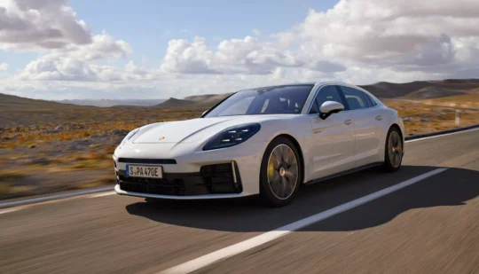 Потужністю до 536 сил: Porsche Panamera отримала дві нові гібридні версії