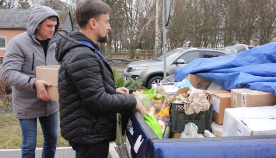 Волонтери Рівненщини передали автівку для ЗСУ