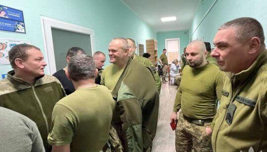“Вірю, що моя кров комусь врятує життя”: сорок військових поповнили банк крові на Рівненщині