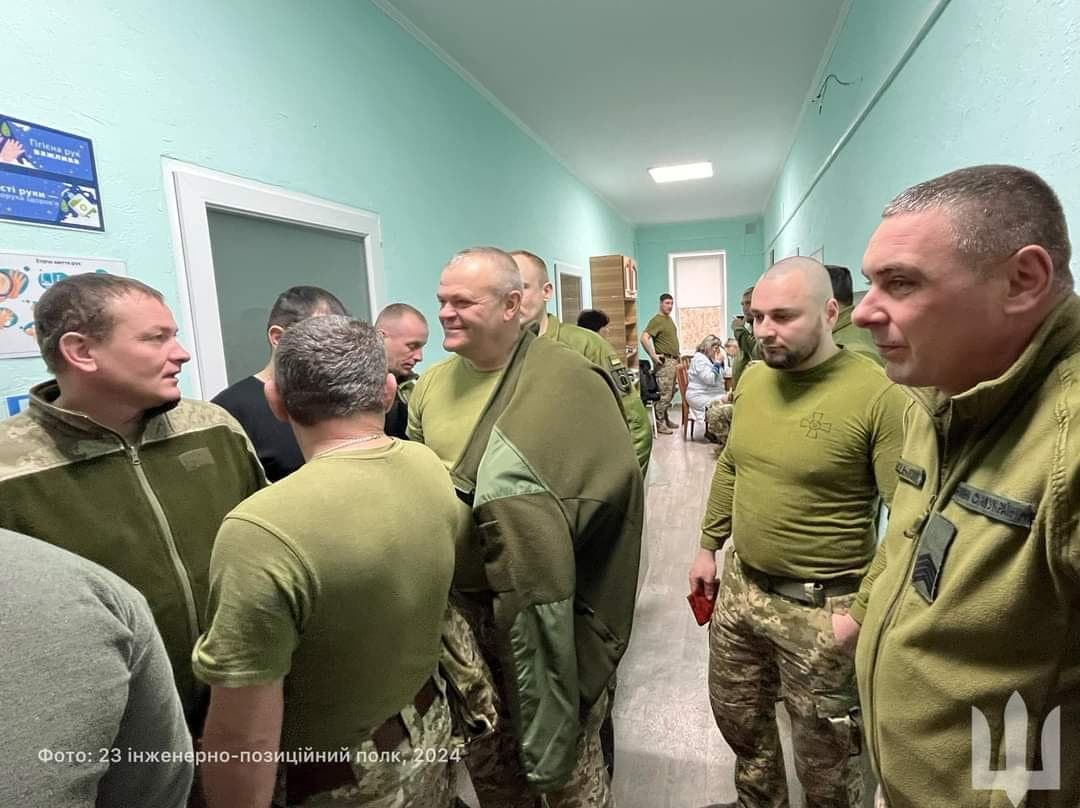 Ви зараз переглядаєте “Вірю, що моя кров комусь врятує життя”: сорок військових поповнили банк крові на Рівненщині