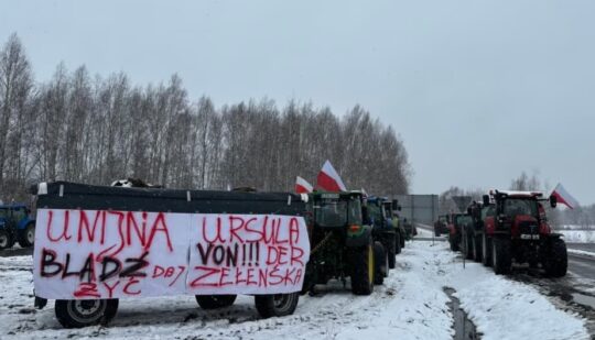 Через блокаду польських фермерів на кордоні не можуть проїхати понад три тисячі вантажівок