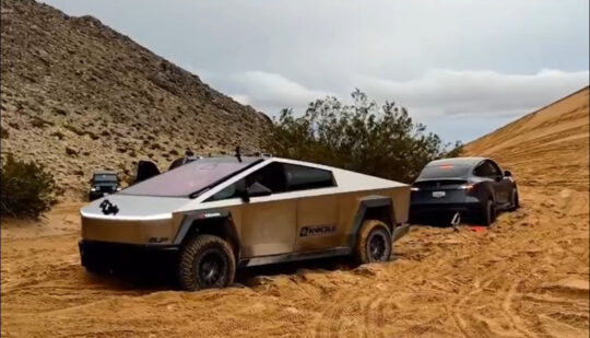 Не витримав випробування пустелею: електромобіль Tesla Cybertruck зламався на бездоріжжі