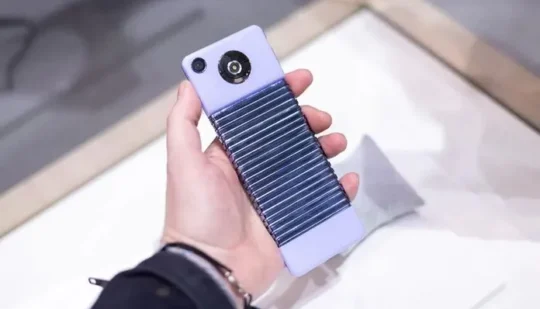 Samsung показала на MWC 2024 концепт гнучкого смартфона