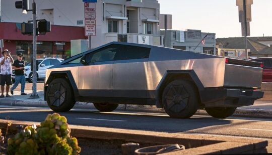 Електричний пікап Tesla Cybertruck отримав перше велике оновлення: що змінилось